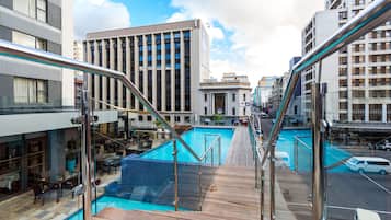 Utomhuspool, parasoller och solstolar