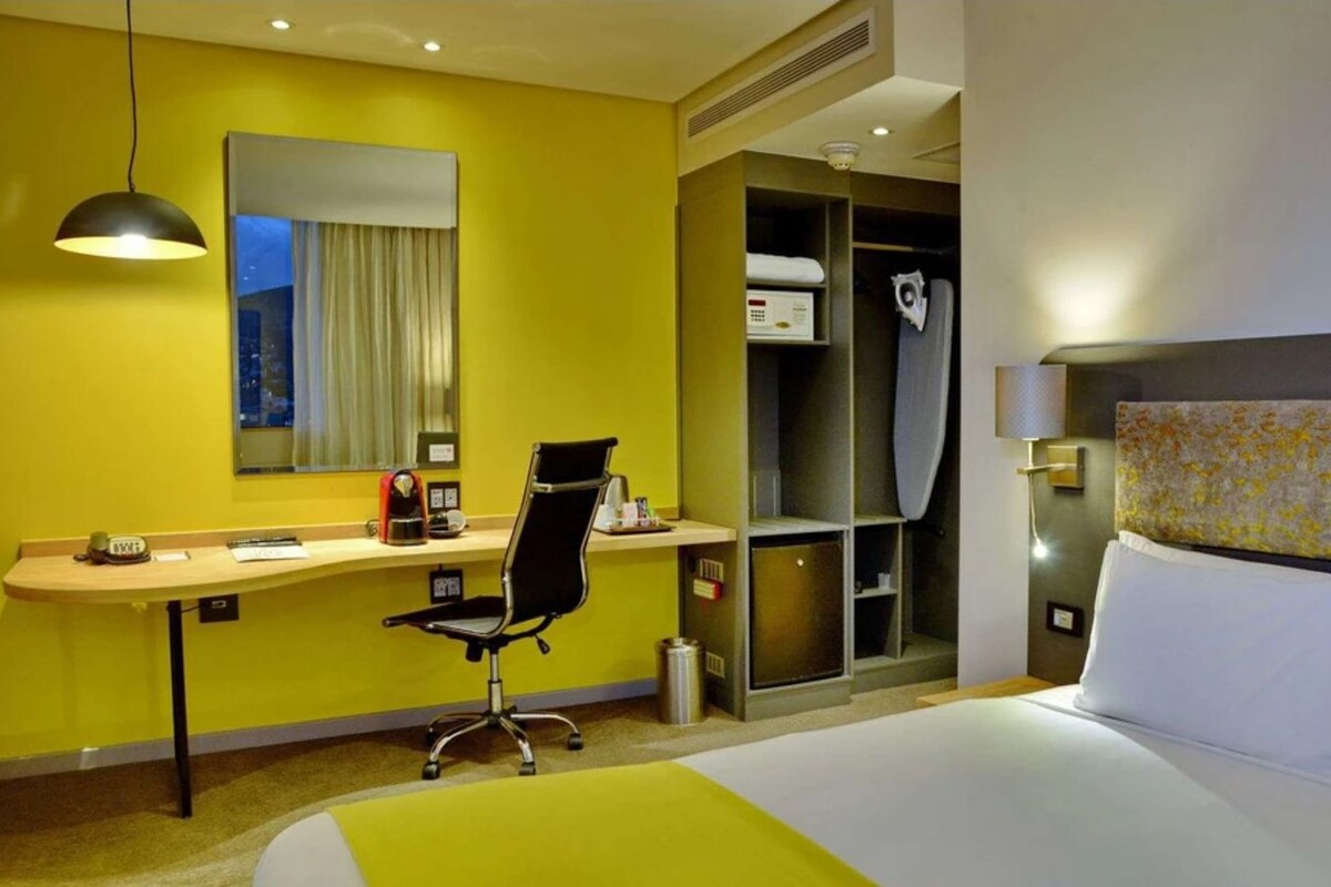 Egyptian cotton sheets, premium bedding, down comforters, minibar