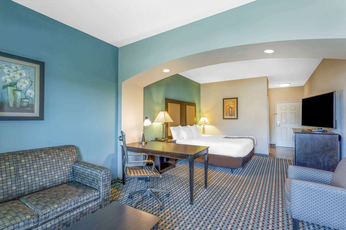 スイート ベッド (複数台) 禁煙 (Two-Bedroom Suite) | 高級寝具、ピロートップベッド、デスク、ノートパソコン用作業スペース