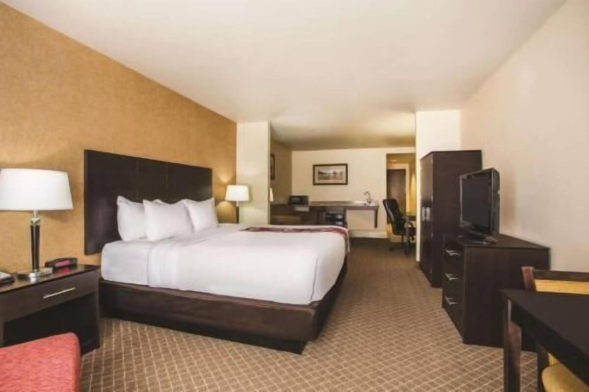 Premium bedding, pillowtop beds, desk, laptop workspace