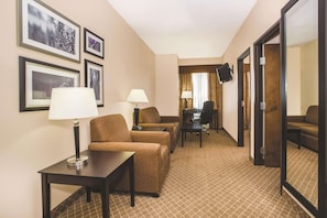 ์ค์ํธ, ์นจ๋(์ฌ๋ฌ ๊ฐ), ๊ธ์ฐ (Two-Bedroom Suite) | ๊ณ ๊ธ ์นจ๊ตฌ, ํ๋ก์ฐํ ์นจ๋, ์ฑ
์, ๋
ธํธ๋ถ ์์
๊ณต๊ฐ