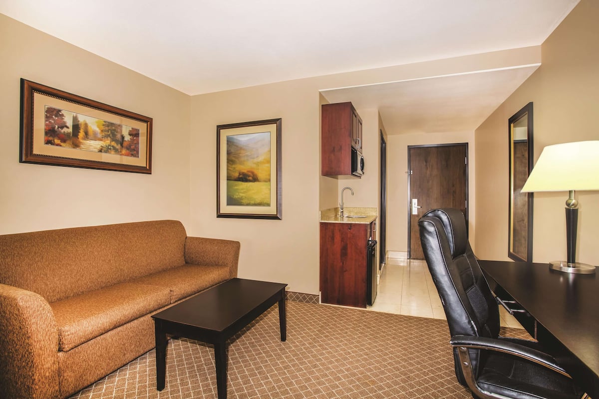 デラックス ルーム クイーンベッド 2 台 禁煙 (Deluxe Executive Room) | 高級寝具、ピロートップベッド、デスク、ノートパソコン用作業スペース