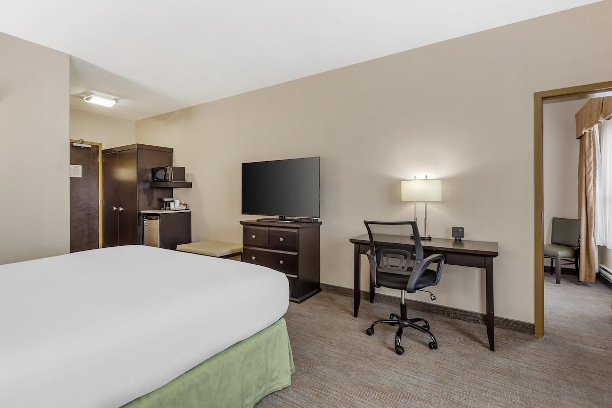 Family Suite, 2 Bedrooms, Non Smoking, Refrigerator & Microwave (Shower Only)