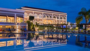 A hotel with a pool, outdoor seating, and a well-lit facade. - Wish Foz do Iguaçu (Foz do Iguaçu)