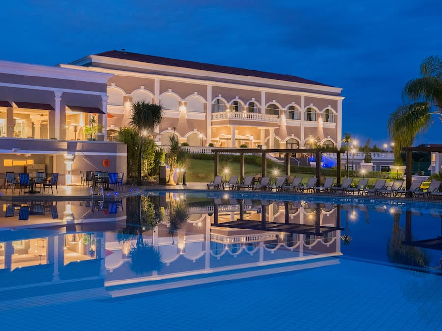 Piscine couverte, piscine extérieure, parasols de plage, chaises longues