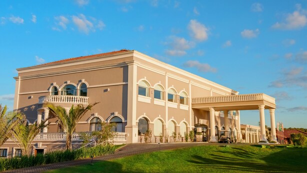 A large, two-story building with a flat roof and a covered entrance area. - Wish Foz do Iguaçu (Foz do Iguaçu)