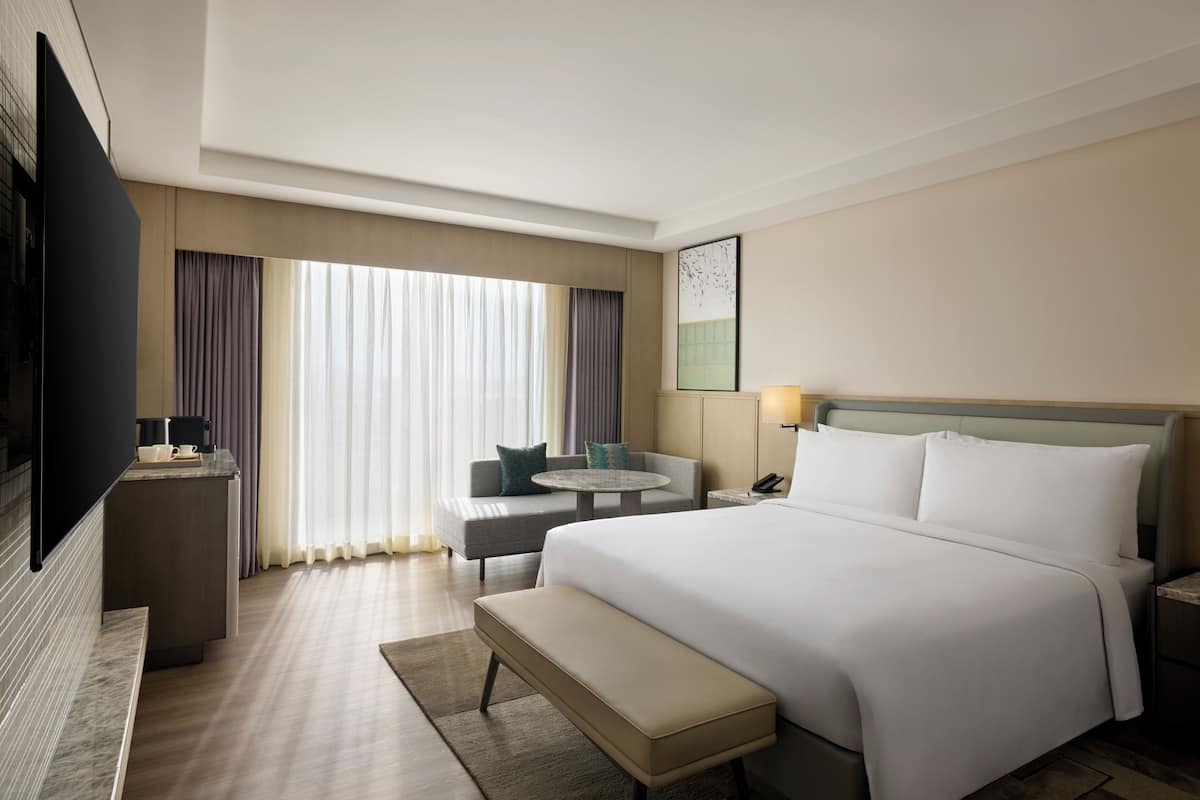 Deluxe Room, 1 King Bed | Premium bedding, memory foam beds, minibar, in-room safe