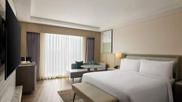 Business Deluxe, 1 King Bed, Non Smoking | Premium bedding, memory-foam beds, minibar, in-room safe