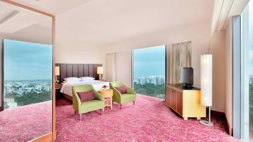 Premium Room, 1 King Bed | Premium bedding, minibar, in-room safe, desk