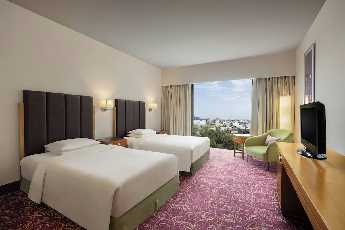 Superior room, Twin Bed | Premium bedding, minibar, in-room safe, desk