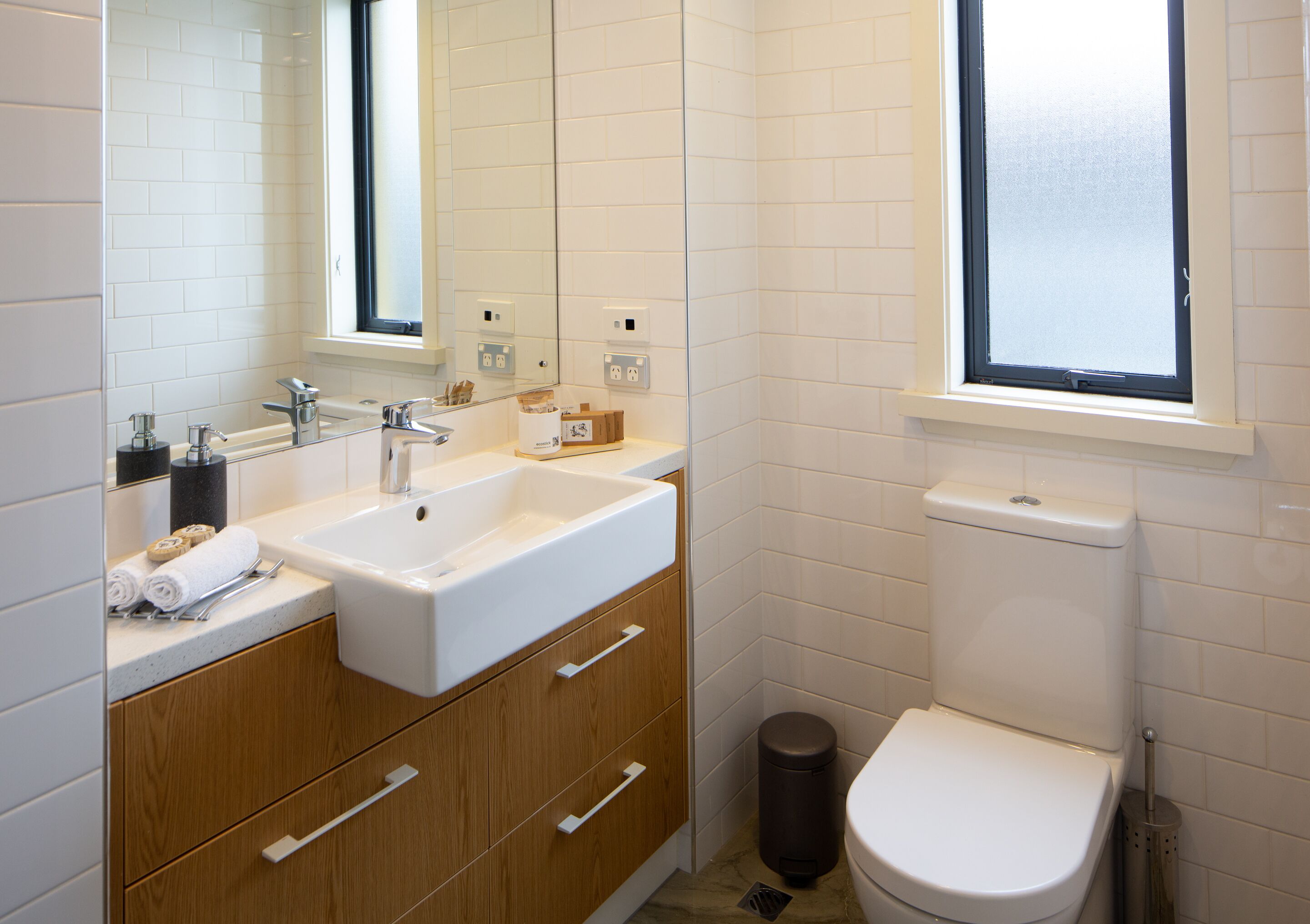 combined shower/bathtub, rainfall showerhead, free toiletries