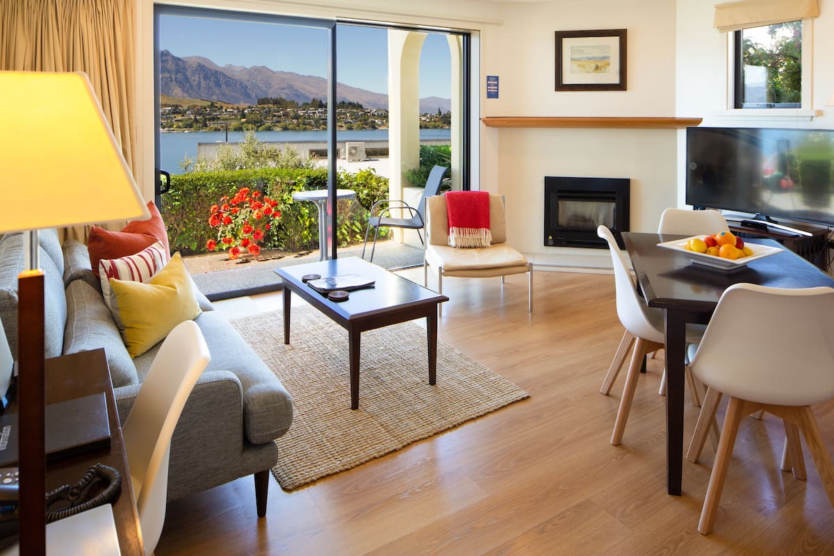 Suite, 1 chambre, vue lac, en angle | Coin séjour | TV connectée de 55 pouces avec chaßnes par cùble, télévision, cheminée