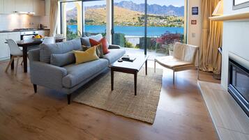 Lakeview Suite, 1 Bedroom | Egyptian cotton sheets, premium bedding, pillowtop beds, desk