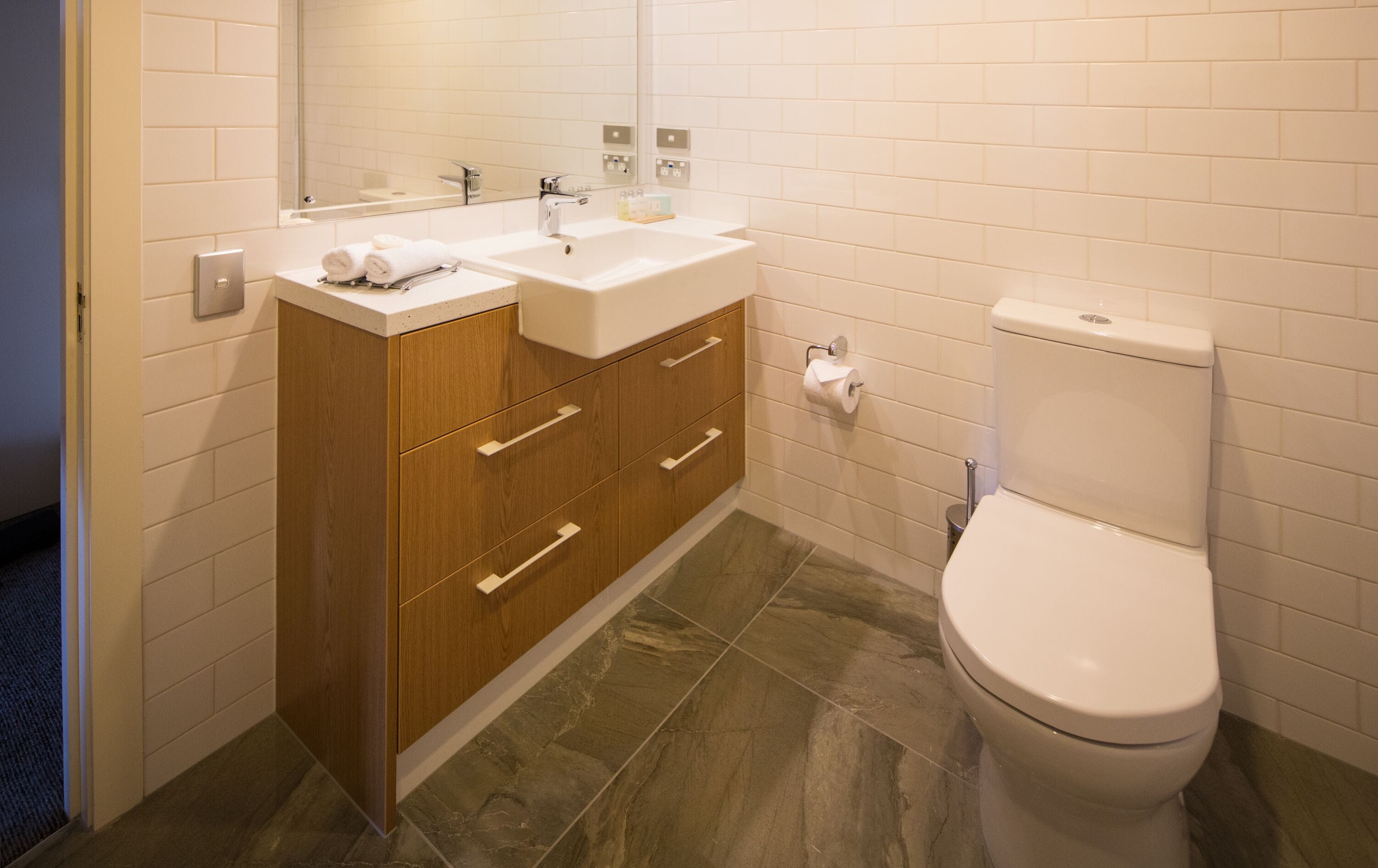 lakeview villa, 3 bedrooms | bathroom | combined shower/bathtub, rainfall showerhead, free toiletries