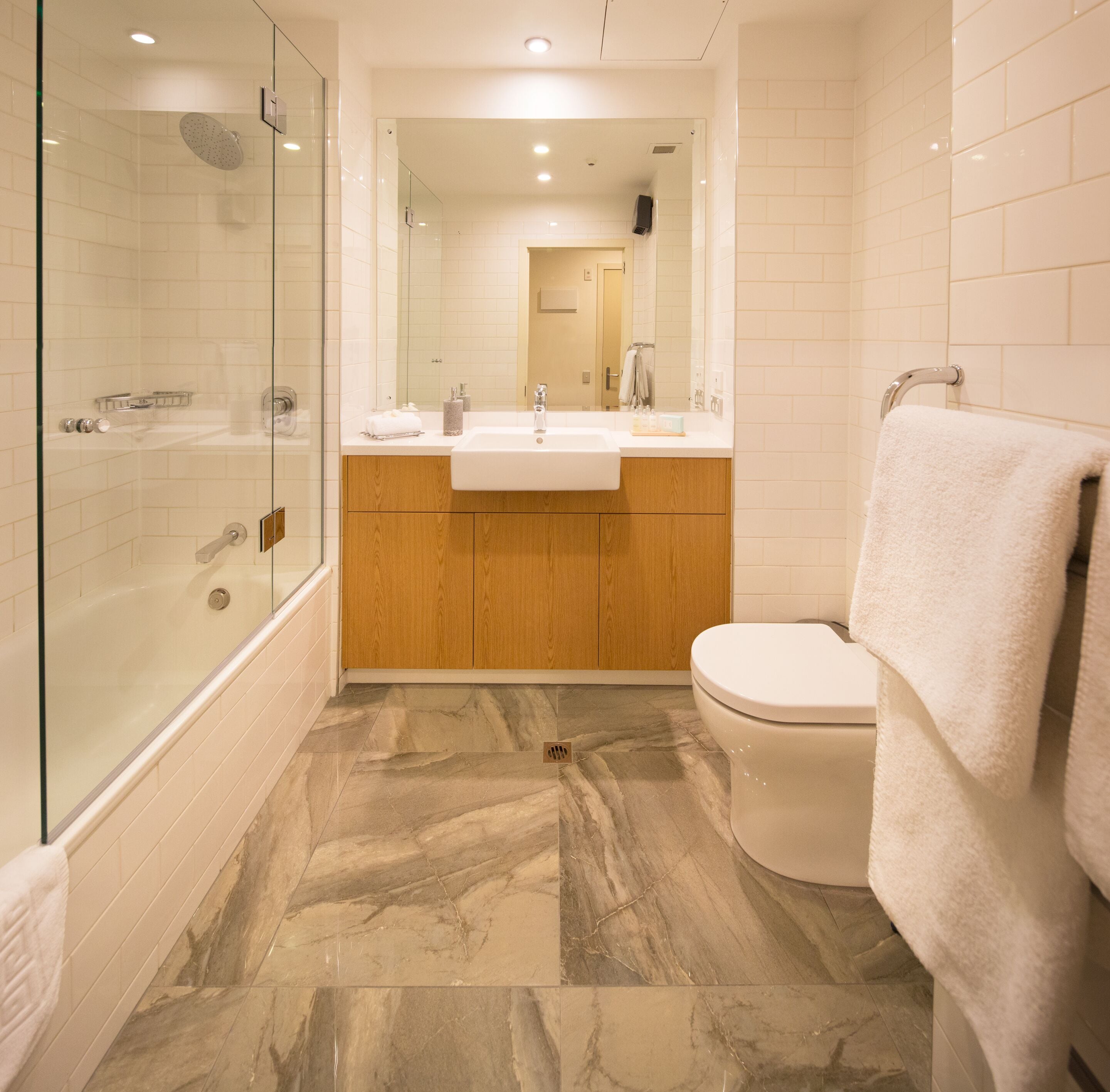 combined shower/bathtub, rainfall showerhead, free toiletries