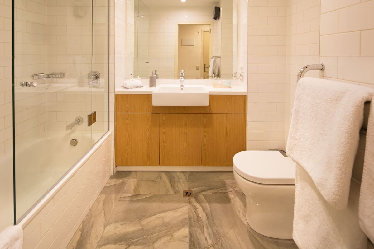 combined shower/bathtub, rainfall showerhead, free toiletries