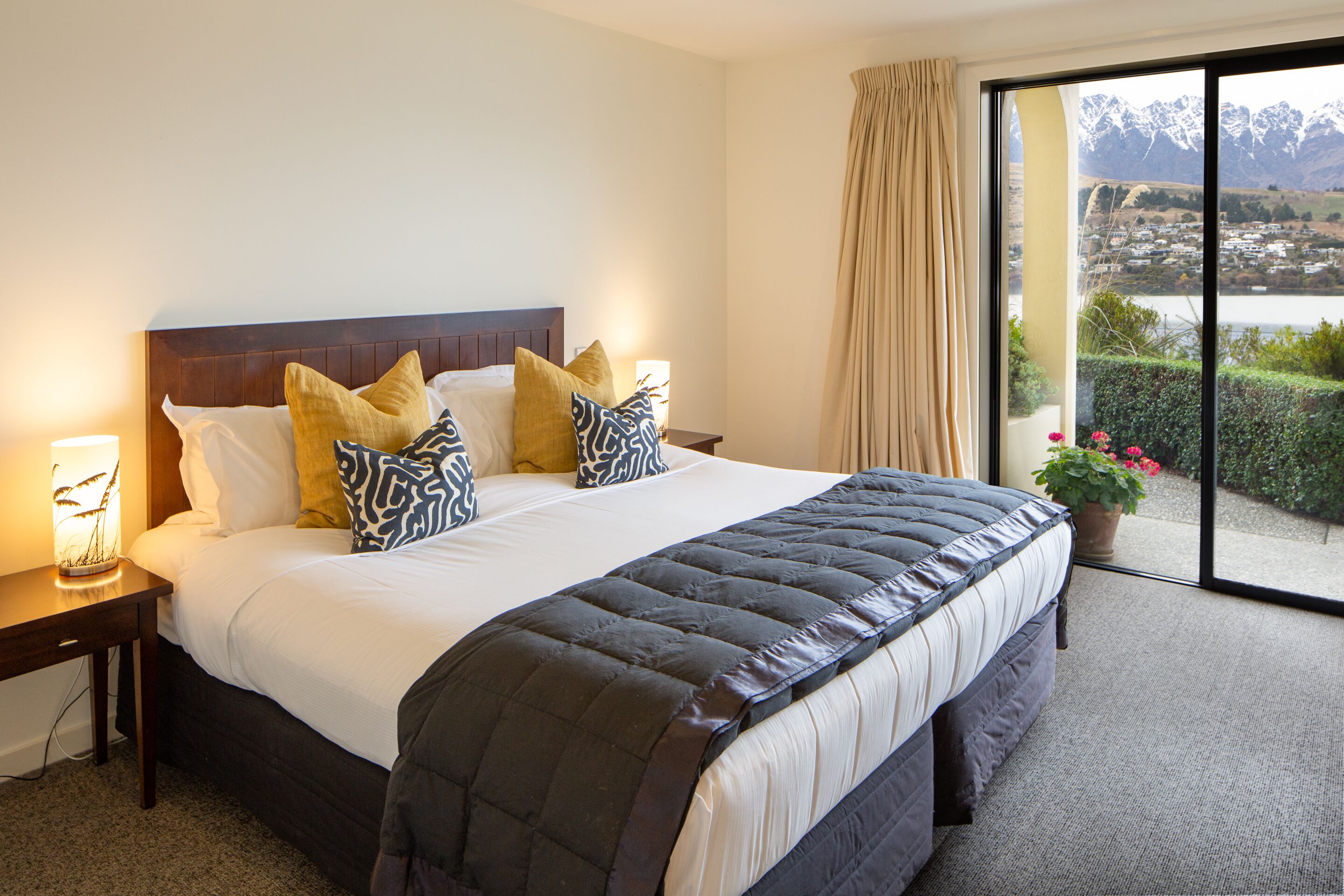 lakeview corner suite, 1 bedroom | egyptian cotton sheets, premium bedding, pillow-top beds, in-room safe