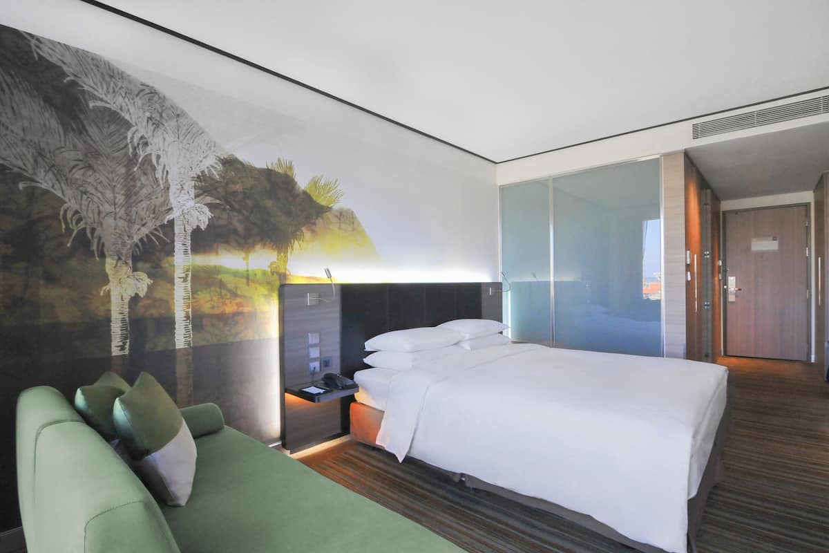 Down duvets, in-room safe, desk, laptop workspace