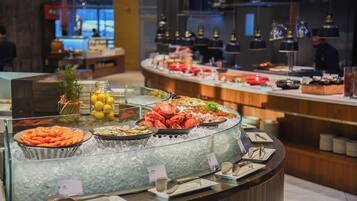 2 restaurantes, café da manhã, local e internacional