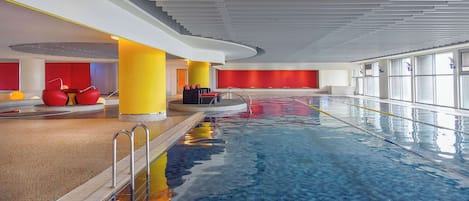 Piscina interna, funciona das 6h30 às 22h30, salva-vidas no local