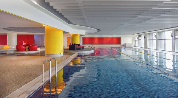 Inomhuspool med öppettider 06.30 till 22.30, och livvakter på plats