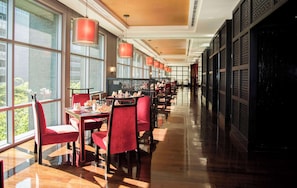 2 restaurants, breakfast, lunch served; local and international cuisine