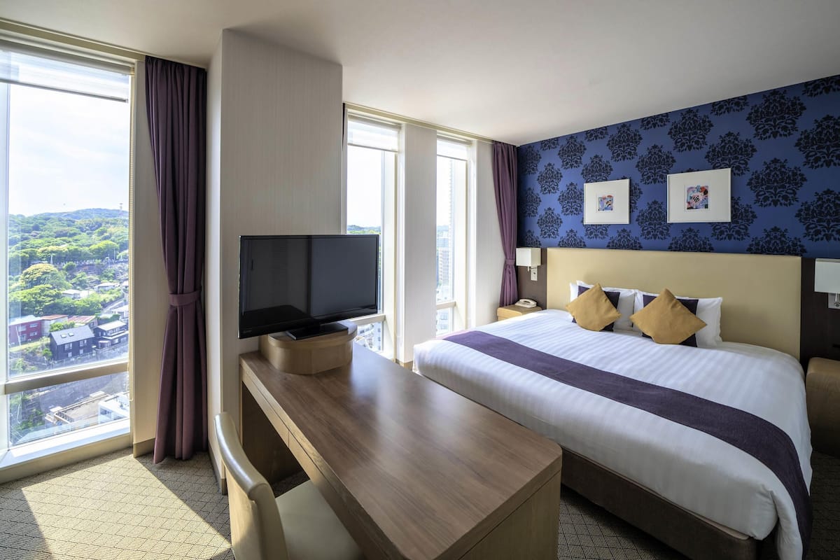 Chambre Deluxe, 1 très grand lit et 1 canapé-lit, non-fumeurs | Coffres-forts dans les chambres, bureau, rideaux occultants