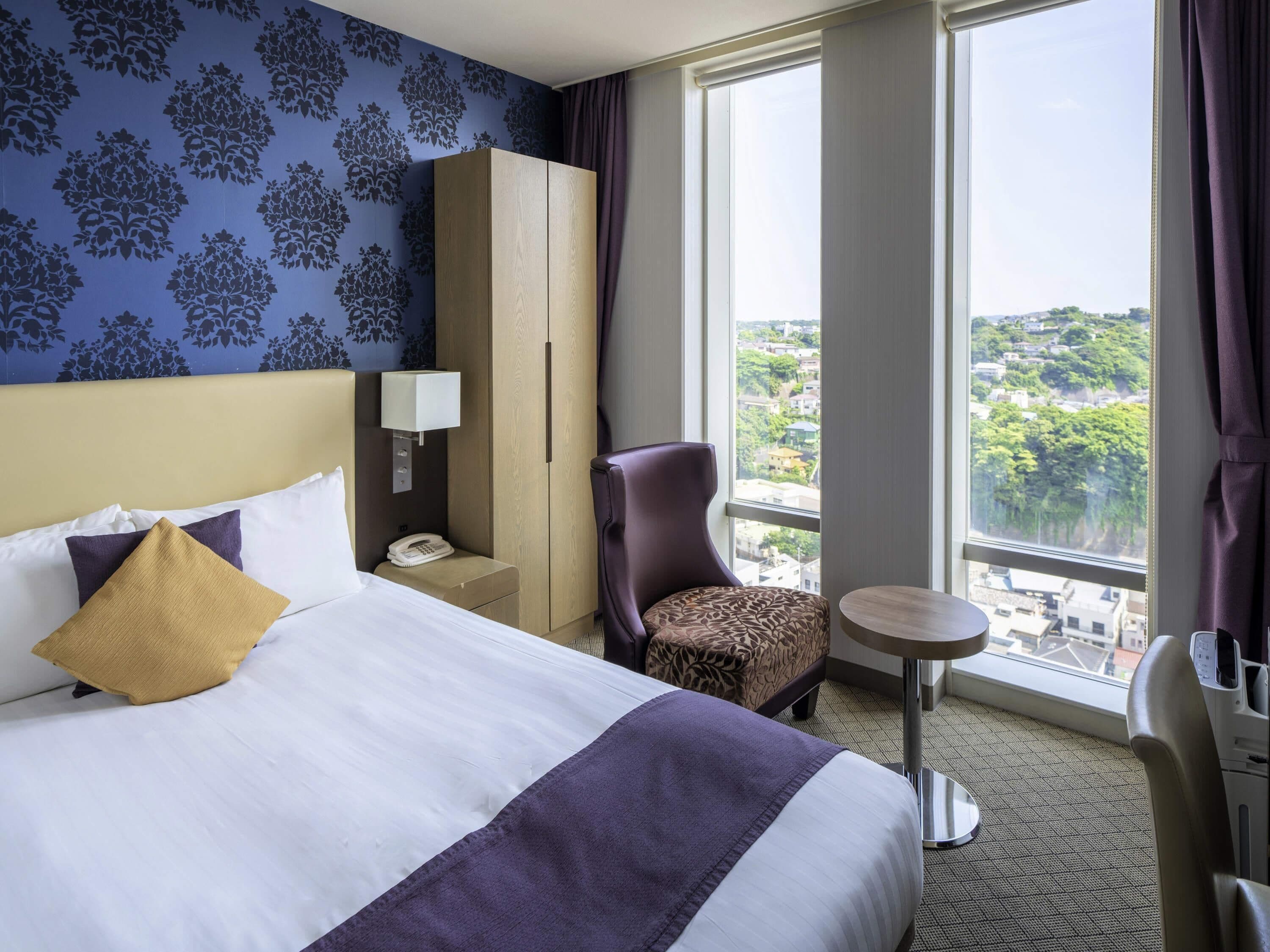 Coffres-forts dans les chambres, bureau, rideaux occultants