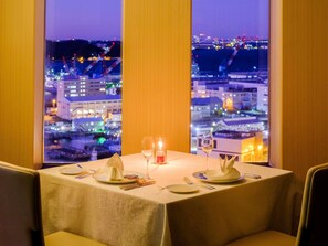 Serveert ontbijt, lunch, diner, Franse gerechten