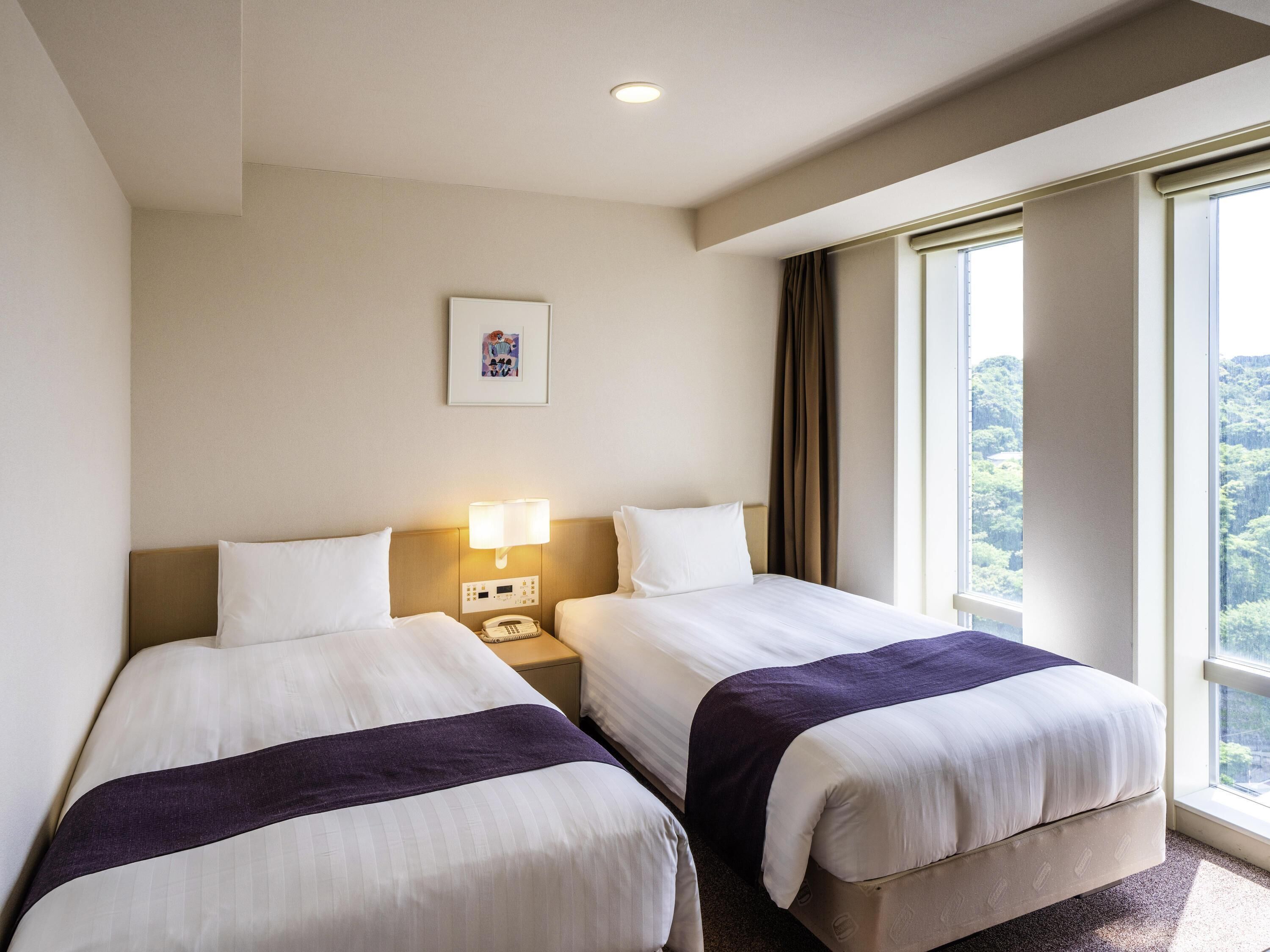 Caja de seguridad en la habitación, escritorio y cortinas blackout 