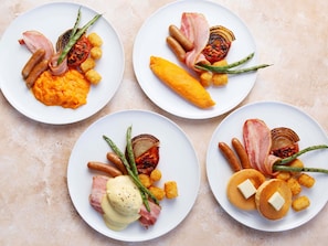 Se ofrece un desayuno bufé (3000 JPY por persona)