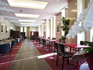 Se sirven desayunos, almuerzos, cenas y cocina francesa 