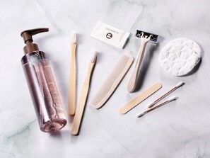 객실 내 금고, 책상, 암막 커튼, 다리미/다리미판