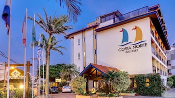 Majoituspaikan julkisivu illalla/yöllä