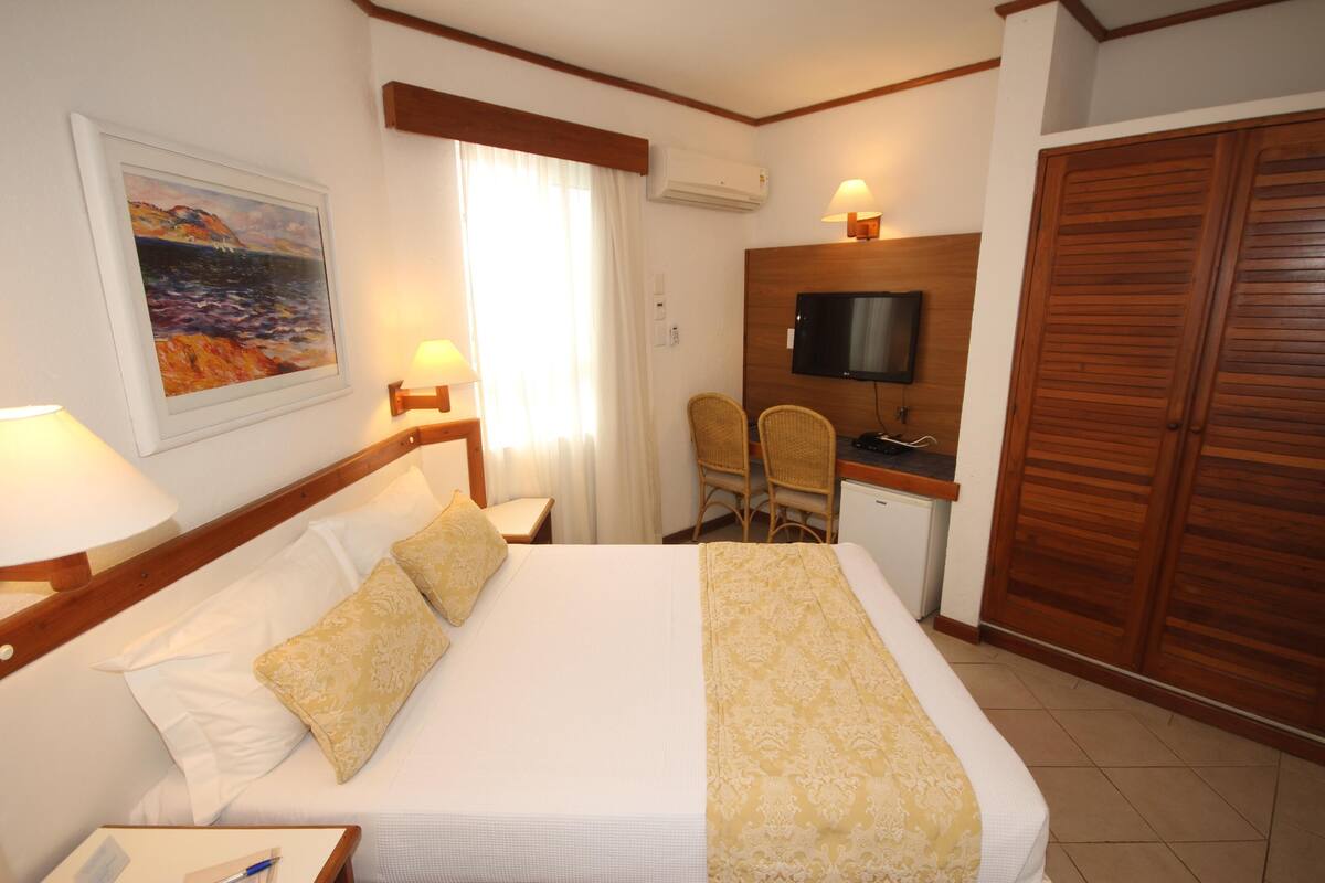 Premium bedding, minibar, in-room safe, desk