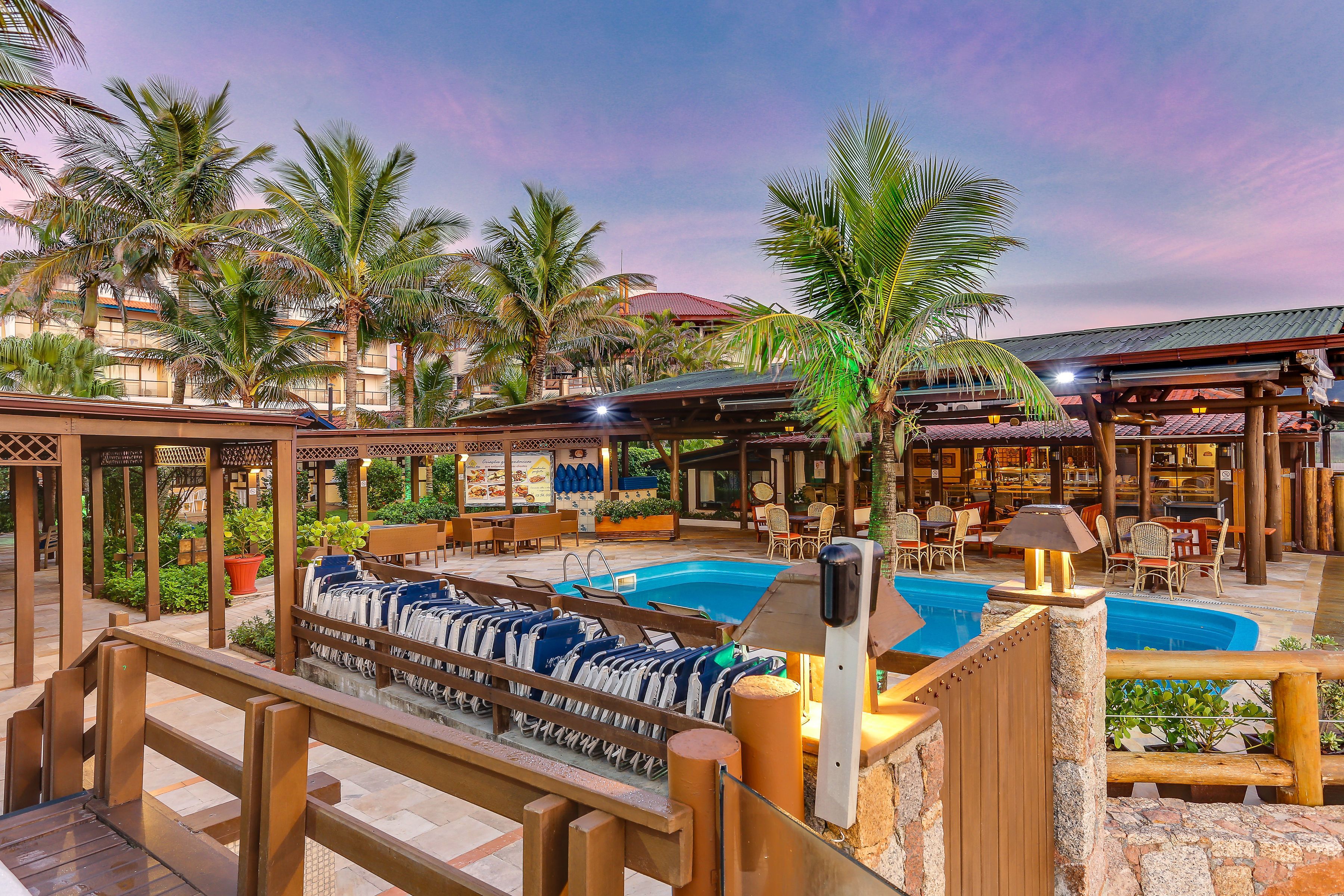 Piscine couverte, piscine extérieure, parasols de plage, chaises longues