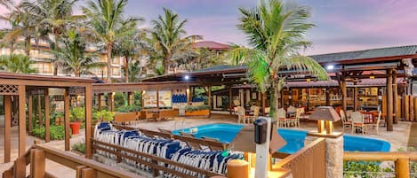 Piscine couverte, piscine extérieure, parasols de plage, chaises longues