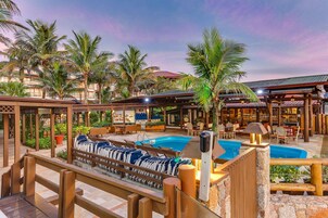 室内游泳池，室外游泳池，池畔遮阳伞，日光浴躺椅