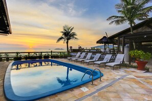 Indoor pool, outdoor pool, pool umbrellas, pool loungers - Costa Norte Ingleses (Florianópolis)