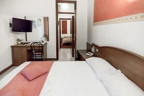 Camera quadrupla | 미니바, 책상, 다리미/다리미판, 무료 WiFi