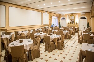 每日供应欧陆式早餐（每人 EUR 15）