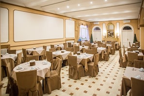 Daily continental breakfast (EUR 15 per person)