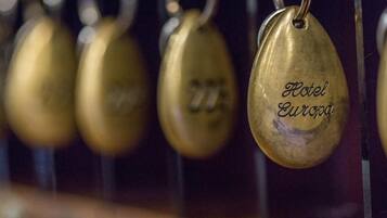 Une série de porte-clés en laiton portant l’inscription « Hôtel Europa ».