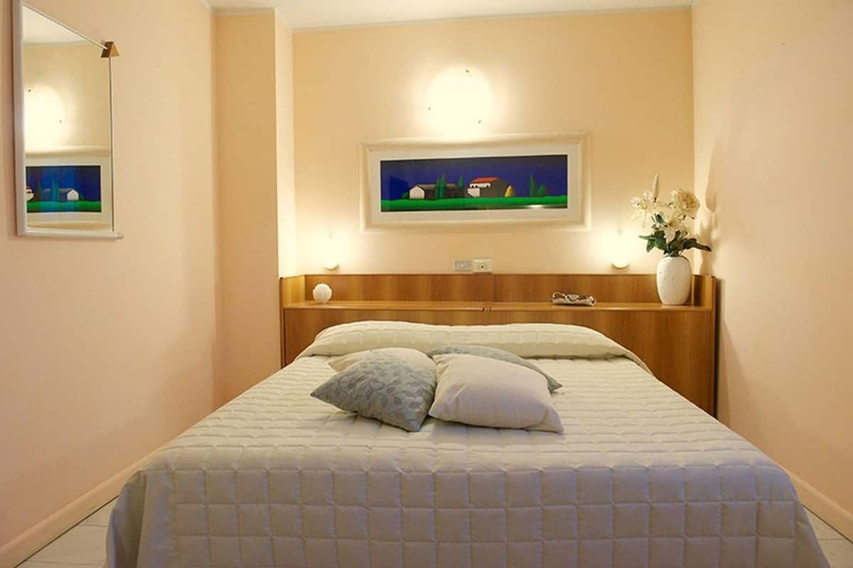 Minibar, escritorio, tabla de planchar con plancha y wifi gratis