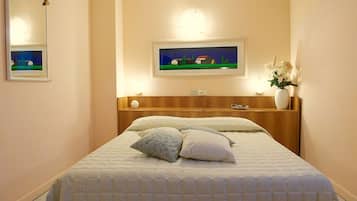 Minibar, escritorio, tabla de planchar con plancha y wifi gratis