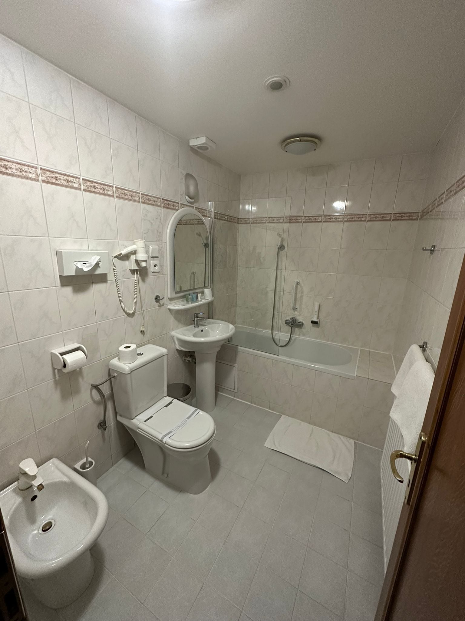 combined shower/bathtub, free toiletries, hair dryer, towels