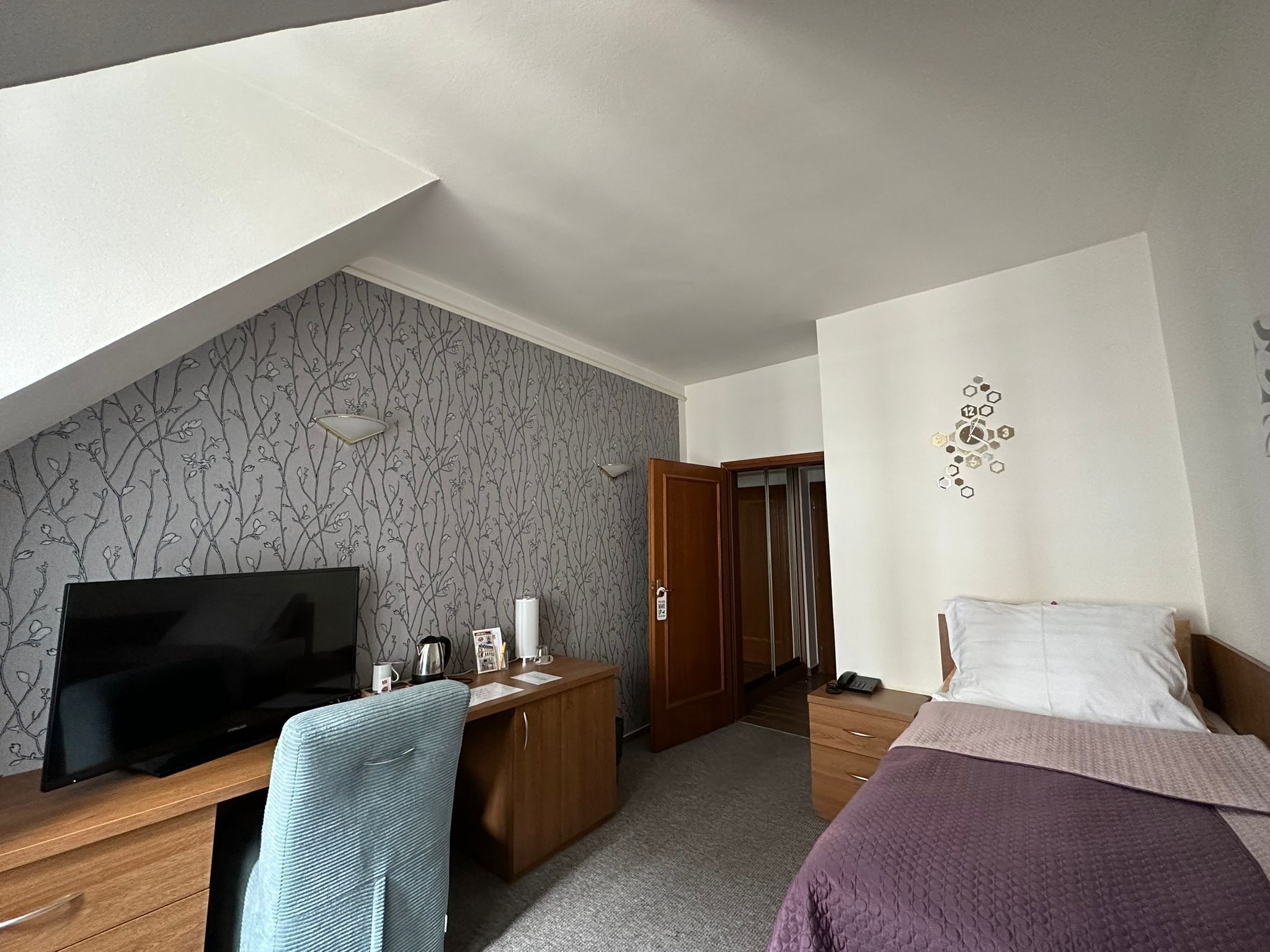 single room | minibar, in-room safe, desk, laptop workspace