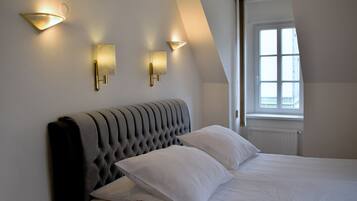 Double or Twin Room | Minibar, in-room safe, desk, laptop workspace