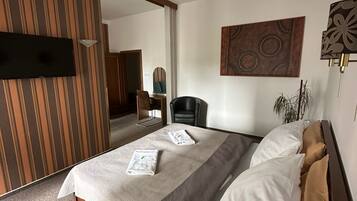 Minibar, caja de seguridad en la habitación y escritorio