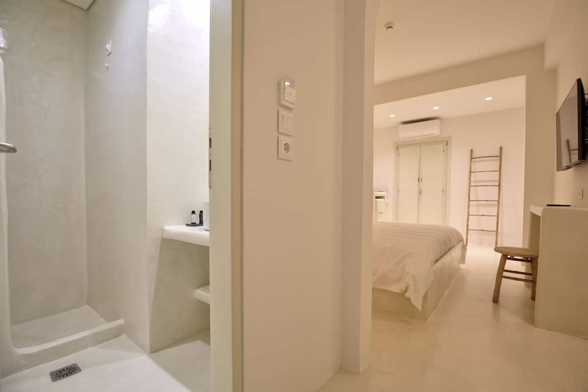 Double Room Garden Level | Premium bedding, down comforters, memory foam beds